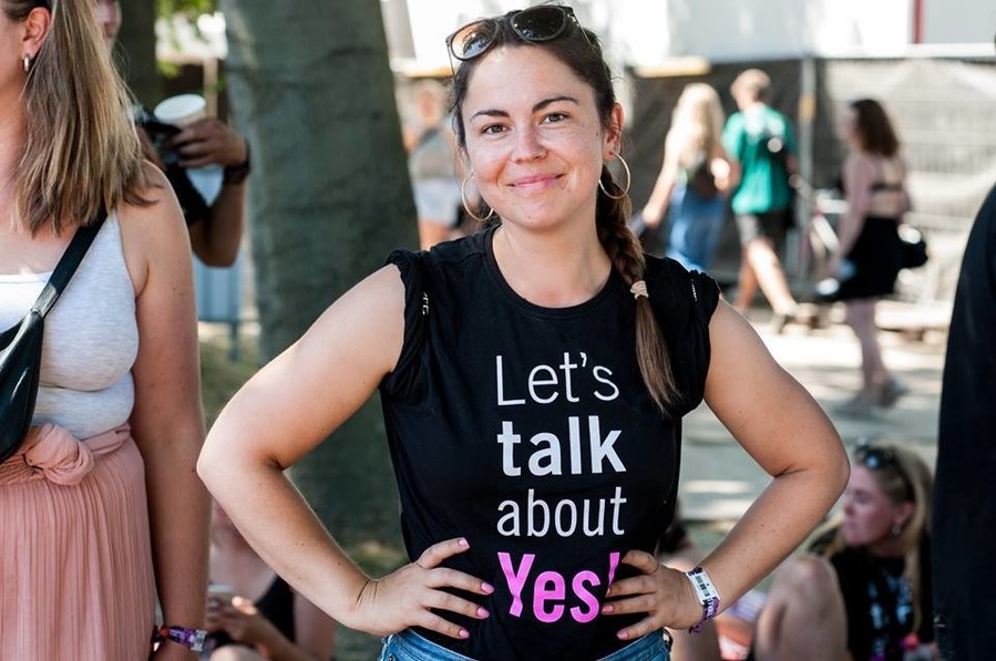 Una mujer sonríe mientras porta una camiseta en la que se puede leer “Let´s tal about yes!” en una manifestación en favor de los derechos de las...
