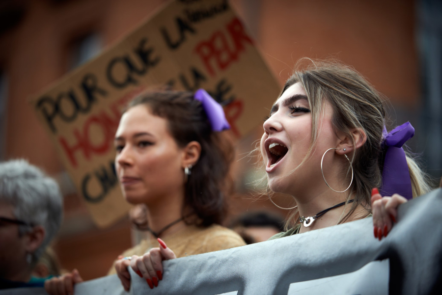 Mujeres gritando durante una manifestación para concienciar sobre el sexismo, el machismo y la diferencia de derechos entre hombres y mujeres en...