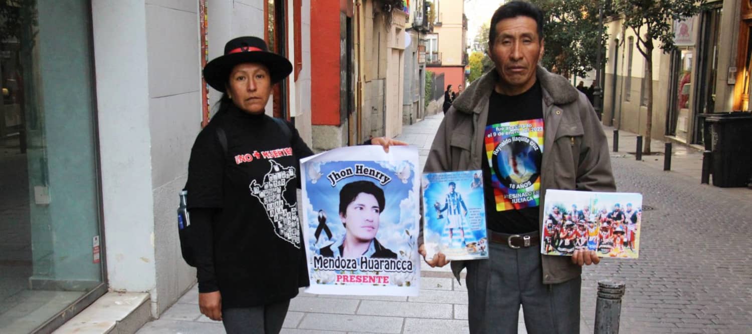 Yovana y Mario en defensa de las víctimas los abusos policiales durante las protestas en Perú en 2022y 2023