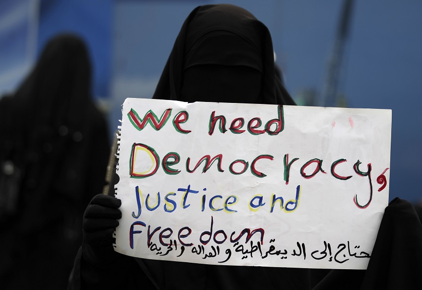Uma mujer se manifiesta para pedir democracia en Yemen