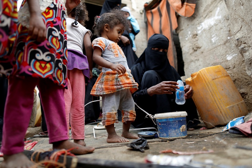 Niña yemení desplazada, víctima del conflicto armado