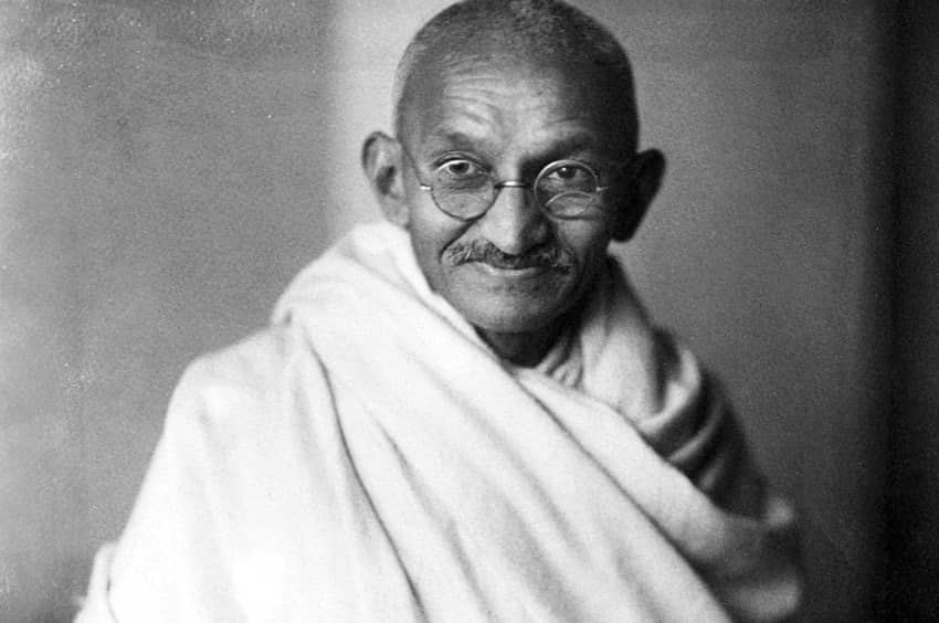 Foto de estudio de Gandhi realizada en Londres en 1931. Gandhi lideró la protesta pacífica conocida como Marcha de la Sal