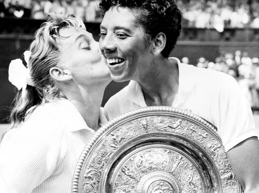 Althea Gibson, ganadora de Wimbledon en 1957, es felicitada por su contrincante