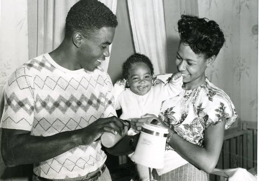 Jackie Robinson, jugador de béisbol, junto a su familia