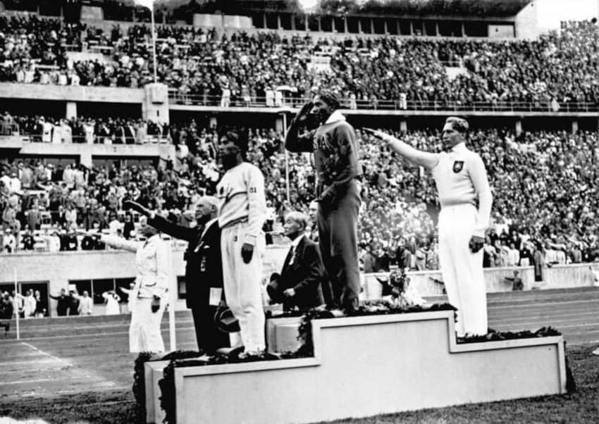 Jesse Owens en el podio olímpico de Berlín 1936