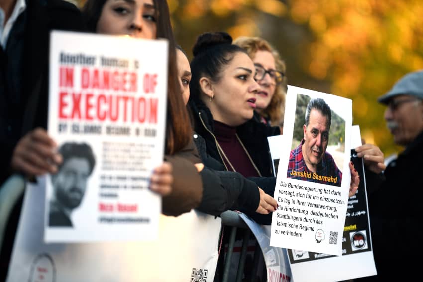 Protesta ante el consulado de Irán contra la pena de muerte y la ejecución del activista germano-iraní Jamshid Sharmahd.