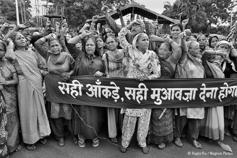 Supervivientes de la fuga de gas en Bhopal en 1984 protestan frente a la residencia del Ministro Principal de Madhya Pradesh