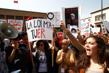 Mujeres protestan frente del Parlamento marroquí en Rabat