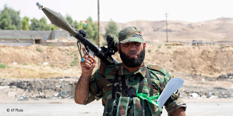 Un miliciano chií hace guardia en Amirli, al norte de Bagdad, Irak