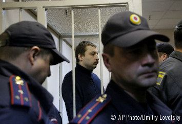 Mikhail Kosenko, en el centro, se encuentra en la jaula de los acusados ​​durante el juicio