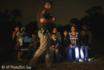 Un grupo de inmigrantes de Honduras y El Salvador que cruzaron la frontera México-Estados Unidos de manera ilegal, detenido.