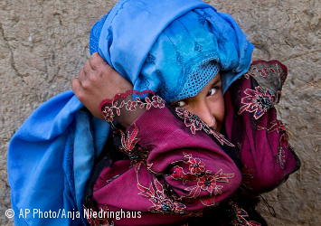 Una niña afgana se ajusta el burka