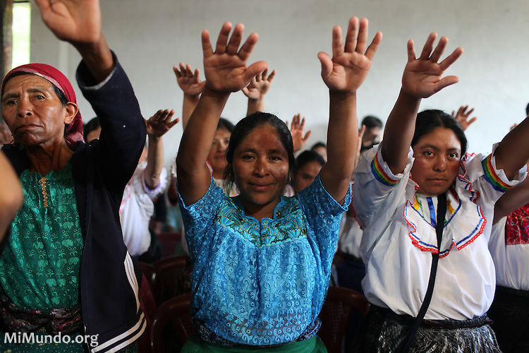 Mujeres de San Miguel Ixtahuacán, Guatemala, con los brazos en alto.