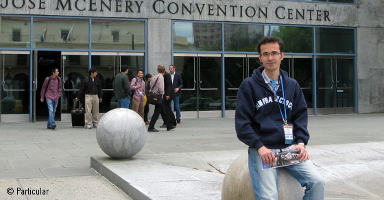 Omid Kokabee a la entrada de un congreso científico