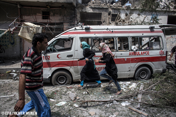 Equipos de rescate entran a Shuja'iyya para recuperar personas muertas y heridas
