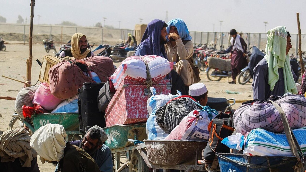 Personas refugiadas afganas en la frontera con Pakistán