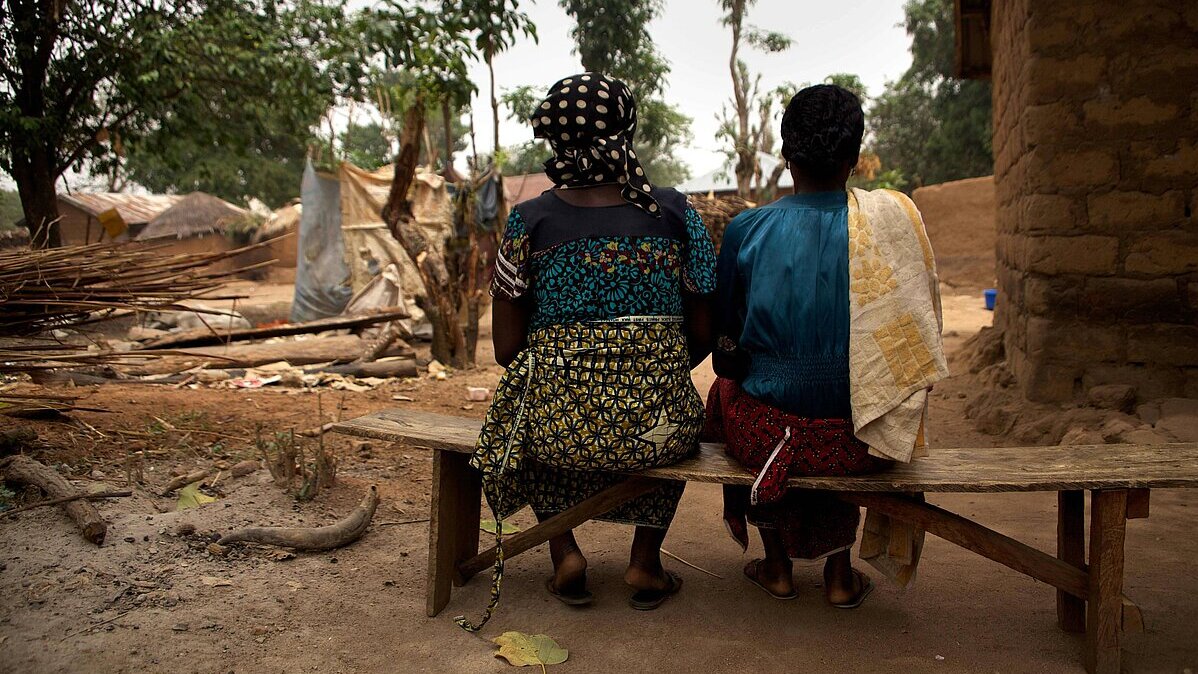 Dos mujeres sentadas de espaldas que escaparon del secuestro de Boko Haram