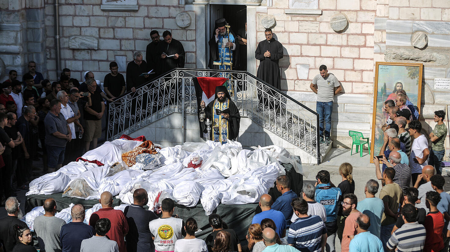 Personas en el funeral de las víctimas de la iglesia de San Porfirio en la ciudad de Gaza