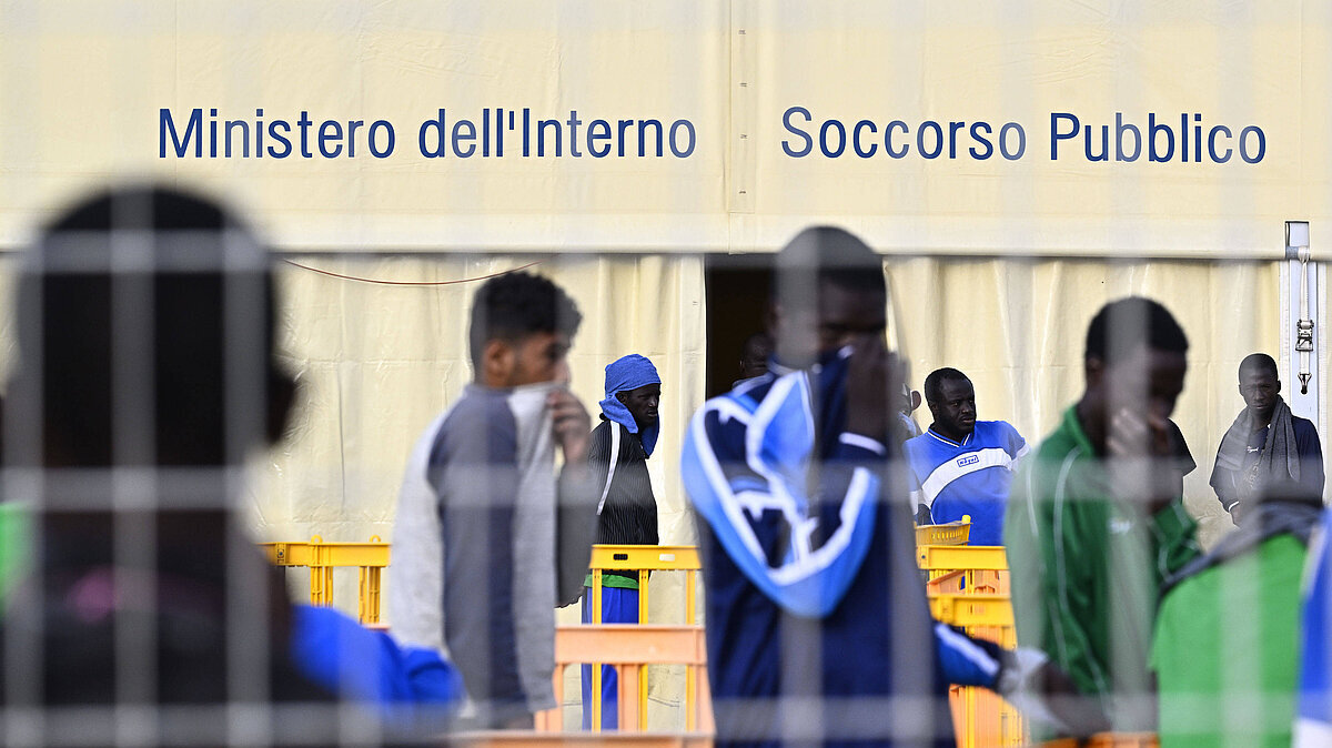 inmigrantes en centro de primera recepción en Italia