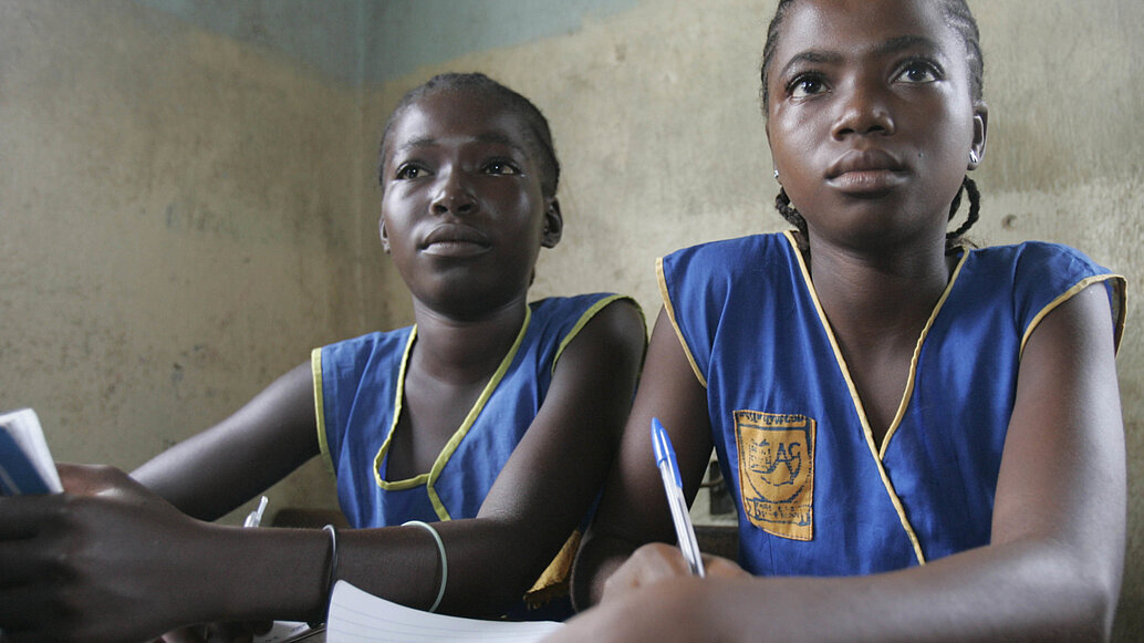 Dos niñas en una escuela de Sierra Leona