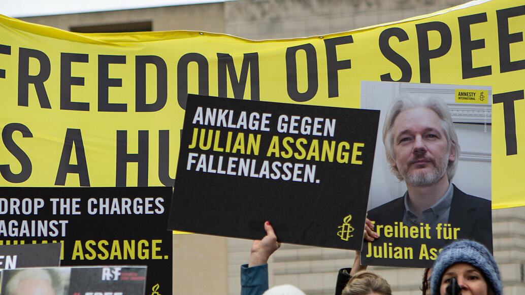 Concentración de activistas de Amnistía Internacional que piden la retirada de todos los cargos contra Julián Assange