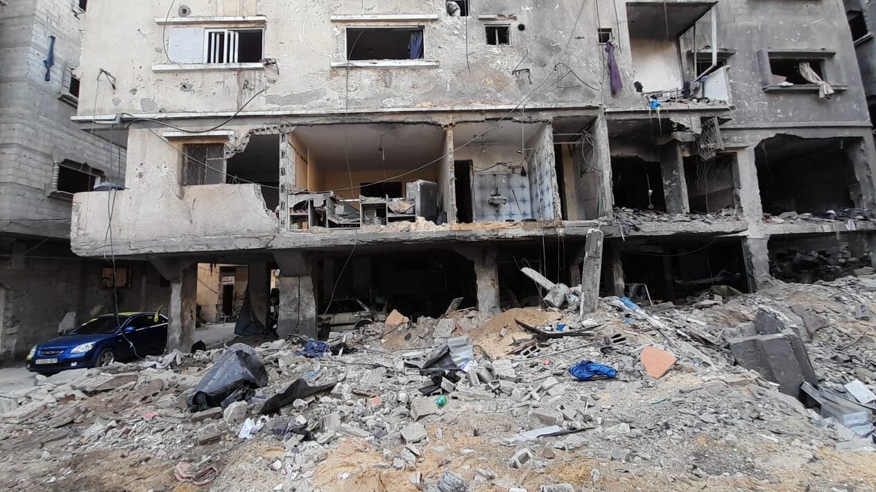 Daños por el bombardeo en la vivienda de la familia de Abu Mueileq