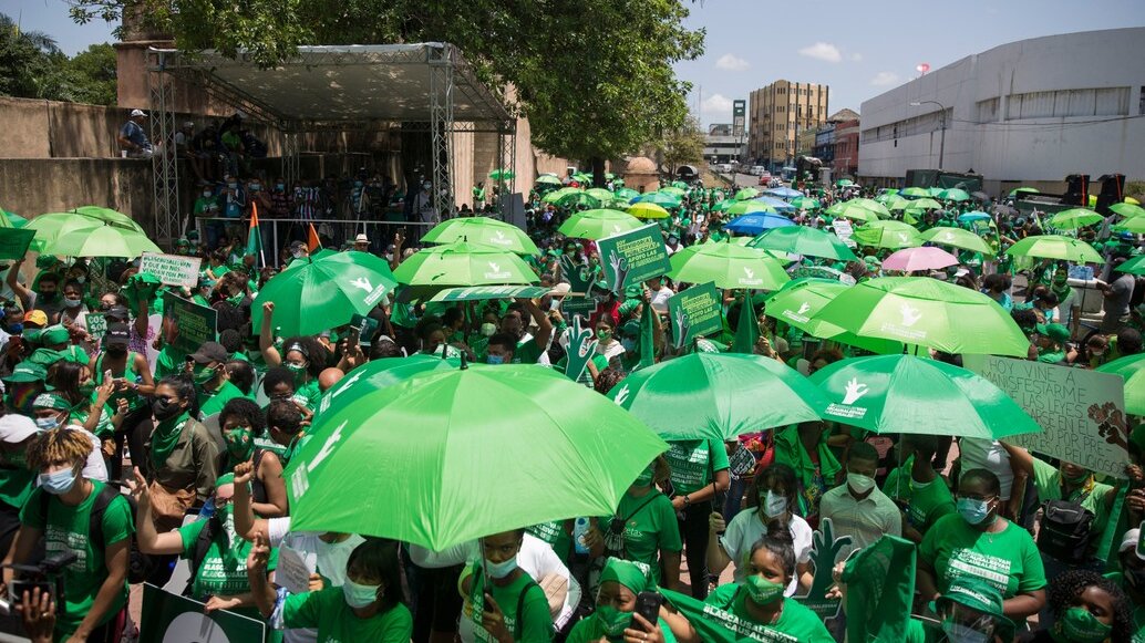 Mnifestación con miles de personas vestidas de verde en Santo Domingo a favor del derecho al aborto