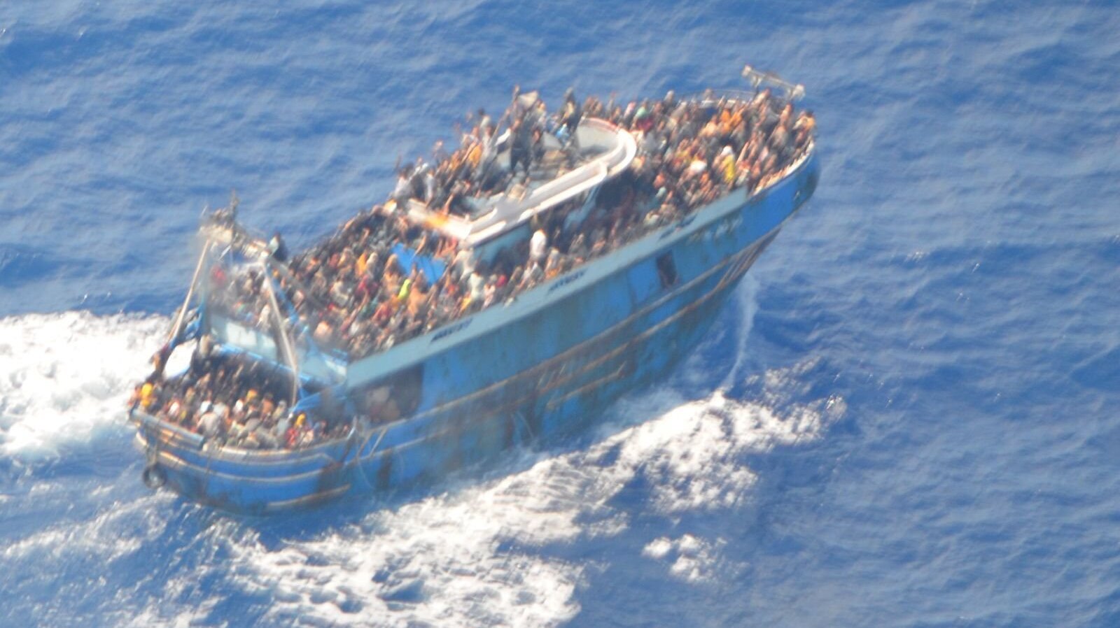 El barco Adriana lleno de personas migrantes en aguas griegas antes de hundirse en Pylos