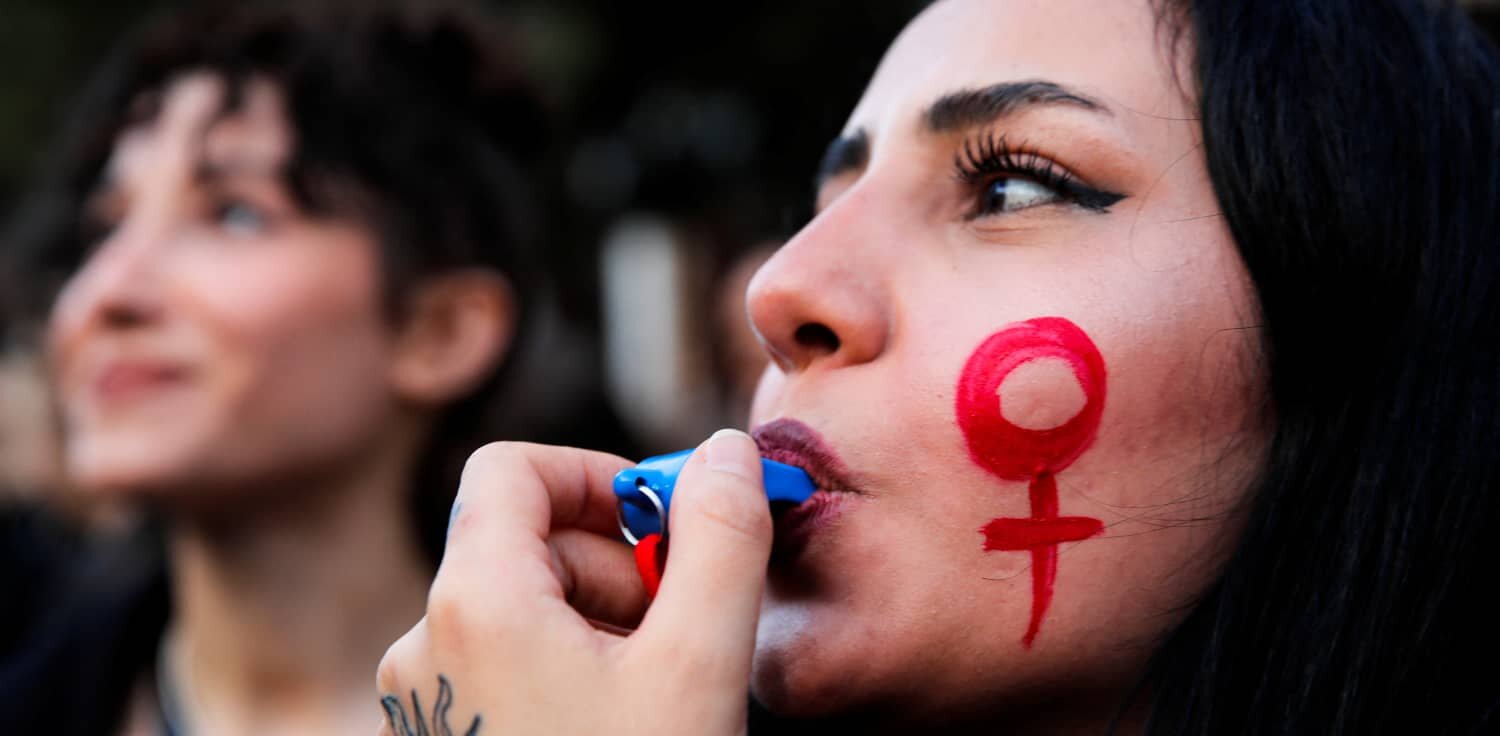 Una mujer hace sonar un silbato durante una manifestación para conmemorar el Día Internacional de la Mujer en Estambul, Turquía