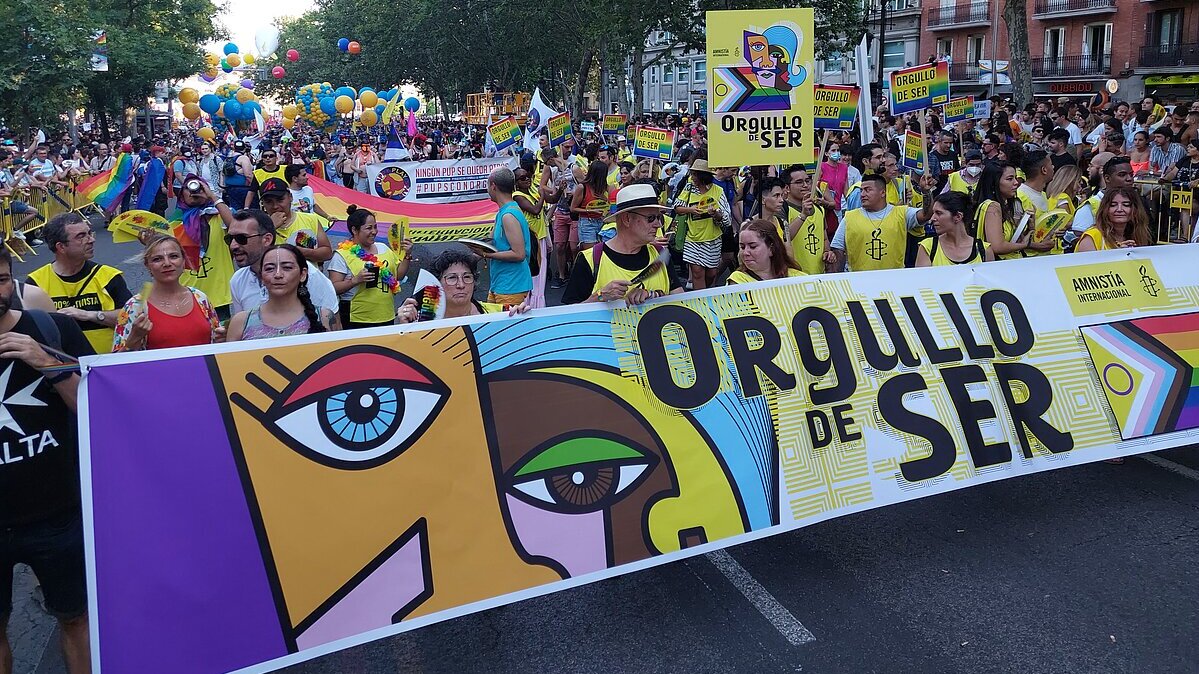 Cabecera de manifestación Orgullo LGBTI en Madrid con pancarta en la que se lee Orgullo de Ser