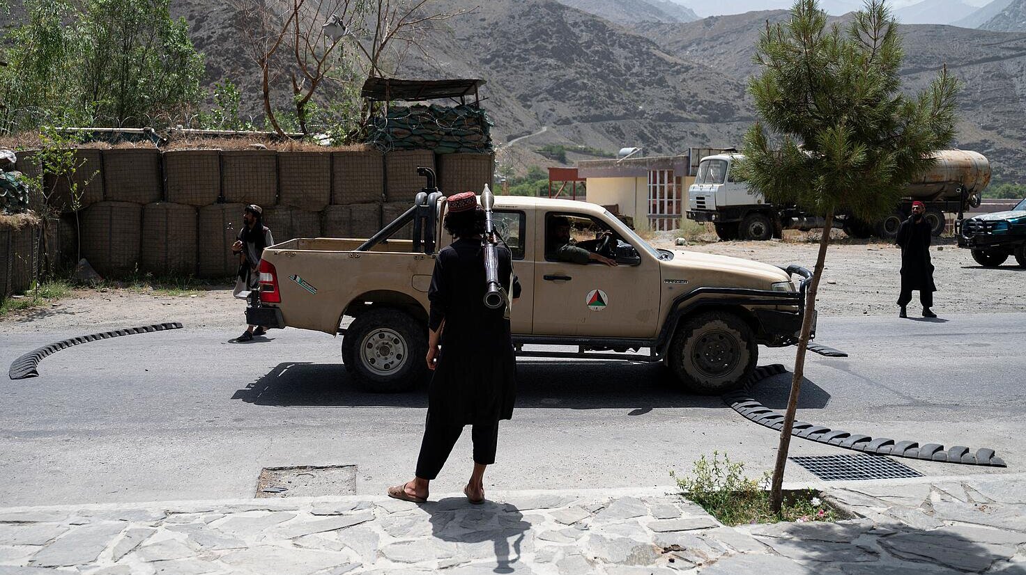 Soldado talibán armado en puesto de control Bazarak distrito de la provincia de Panjshir