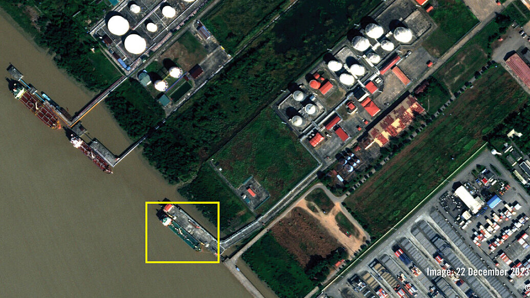 Imágenes de satélite muestran como el Huiton 78 está descargando combustible para aviones en la antigua terminal de Puma Energy en Thilawa, Myanmar