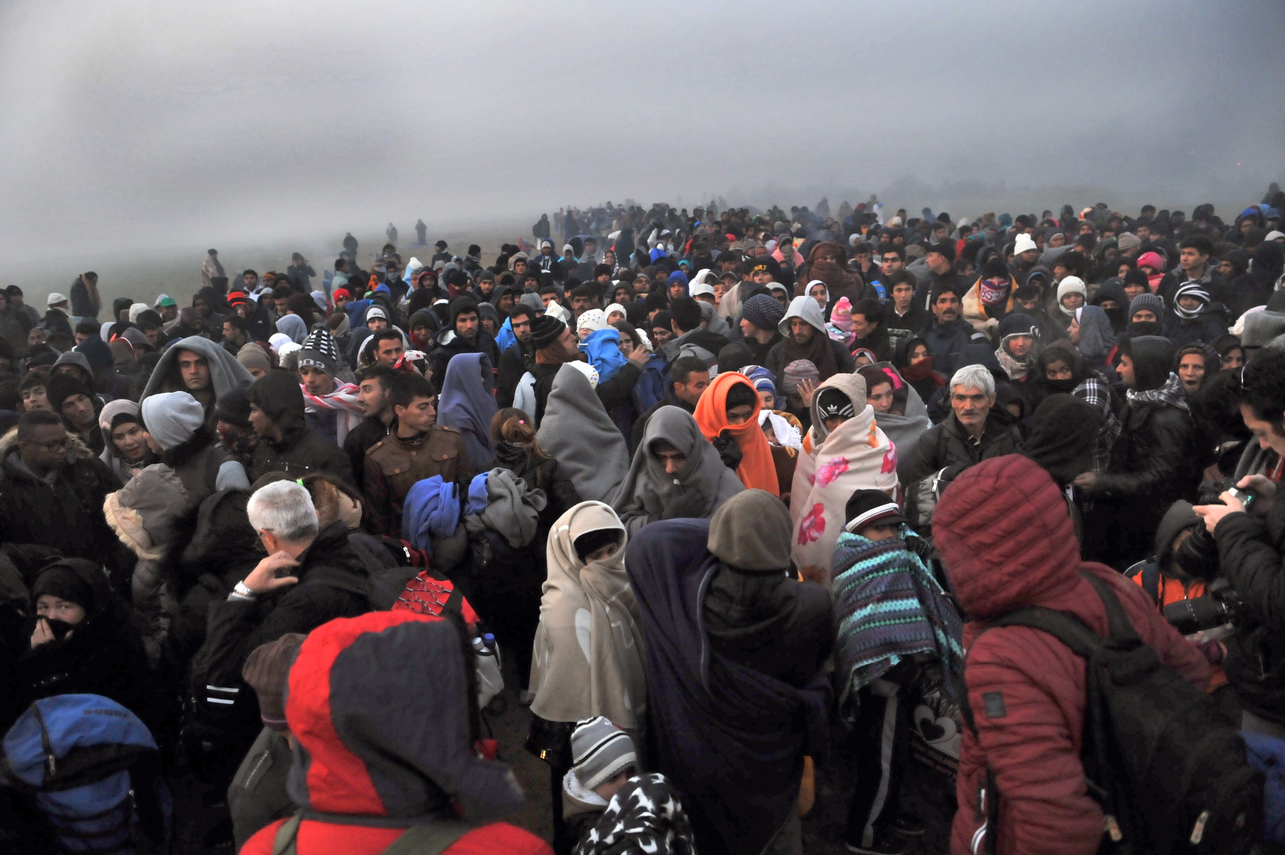 Crisis de refugiados: El cierre de las fronteras de los Balcanes deja a  miles de personas separadas y varadas en Grecia