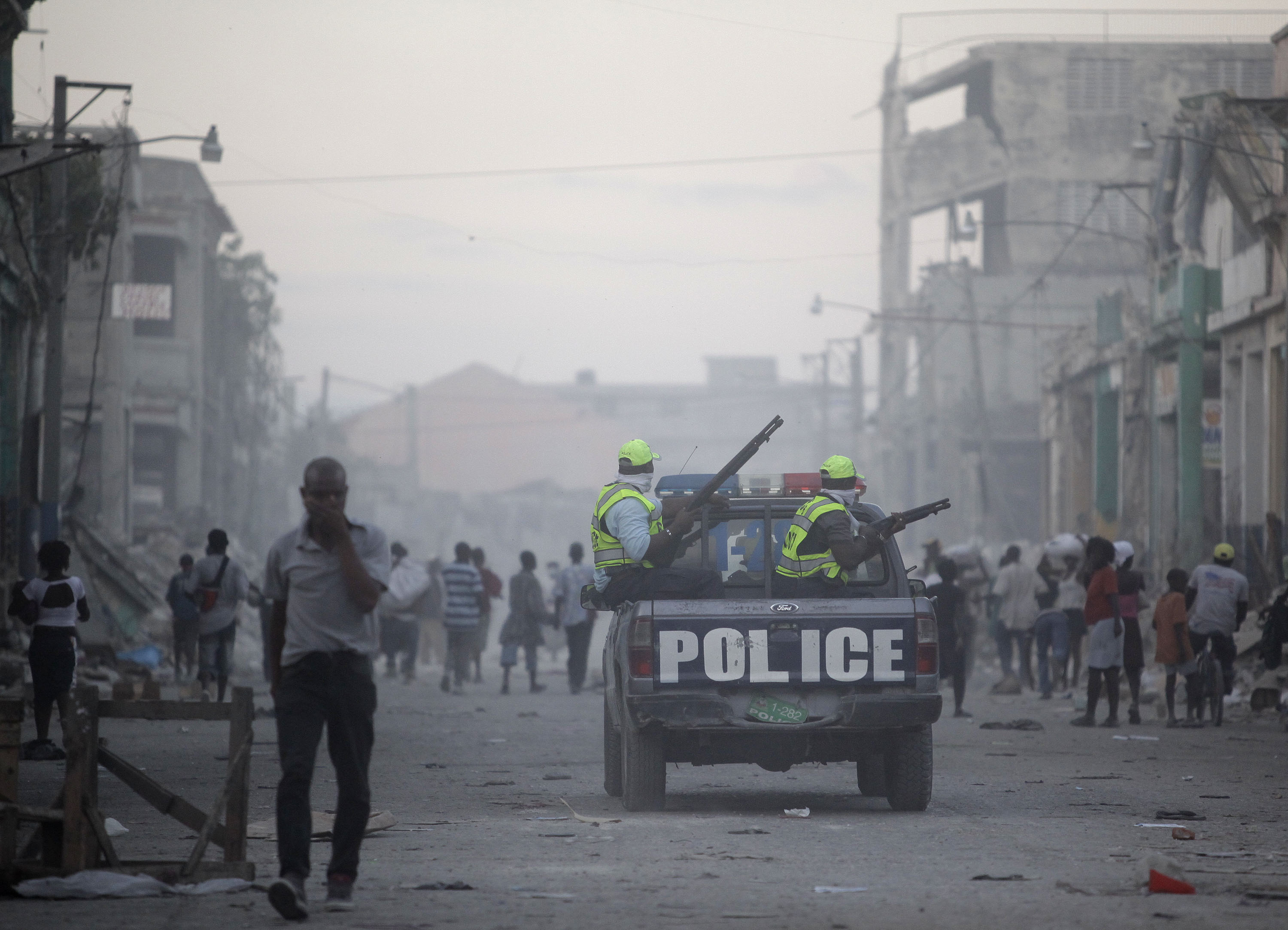 La policía patrulla las calles del centro de Puerto Príncipe para evitar saqueos ©AP Photo/Julie Jacobson