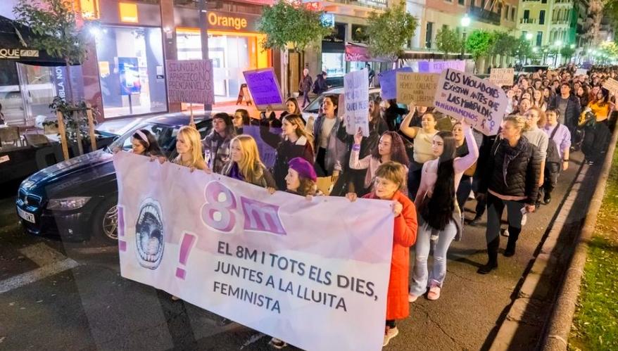 Grup de manifestants portant una pancarta a la manifestació del Dia Contra la Violència de Gènere ©Yasmina López
