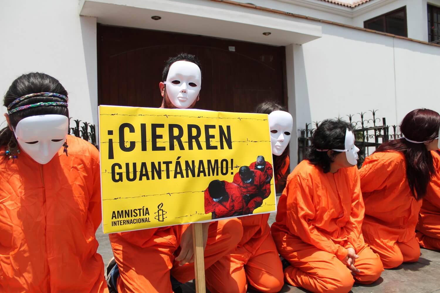 Activistas de Amnistía Internacional piden el cierre de Guantánamo. 