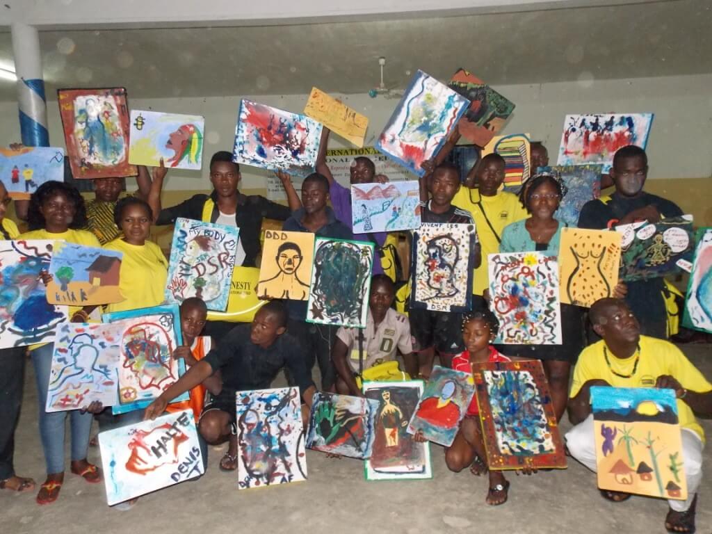 Acto de AI Togo en el foro de la juventud con dibujos hechos por los jóvenes sobre el tema de derechos sexuales y reproductivos. Acto de AI Togo en el foro de la juventud con dibujos hechos por los jóvenes sobre el tema de derechos sexuales y reproductivos