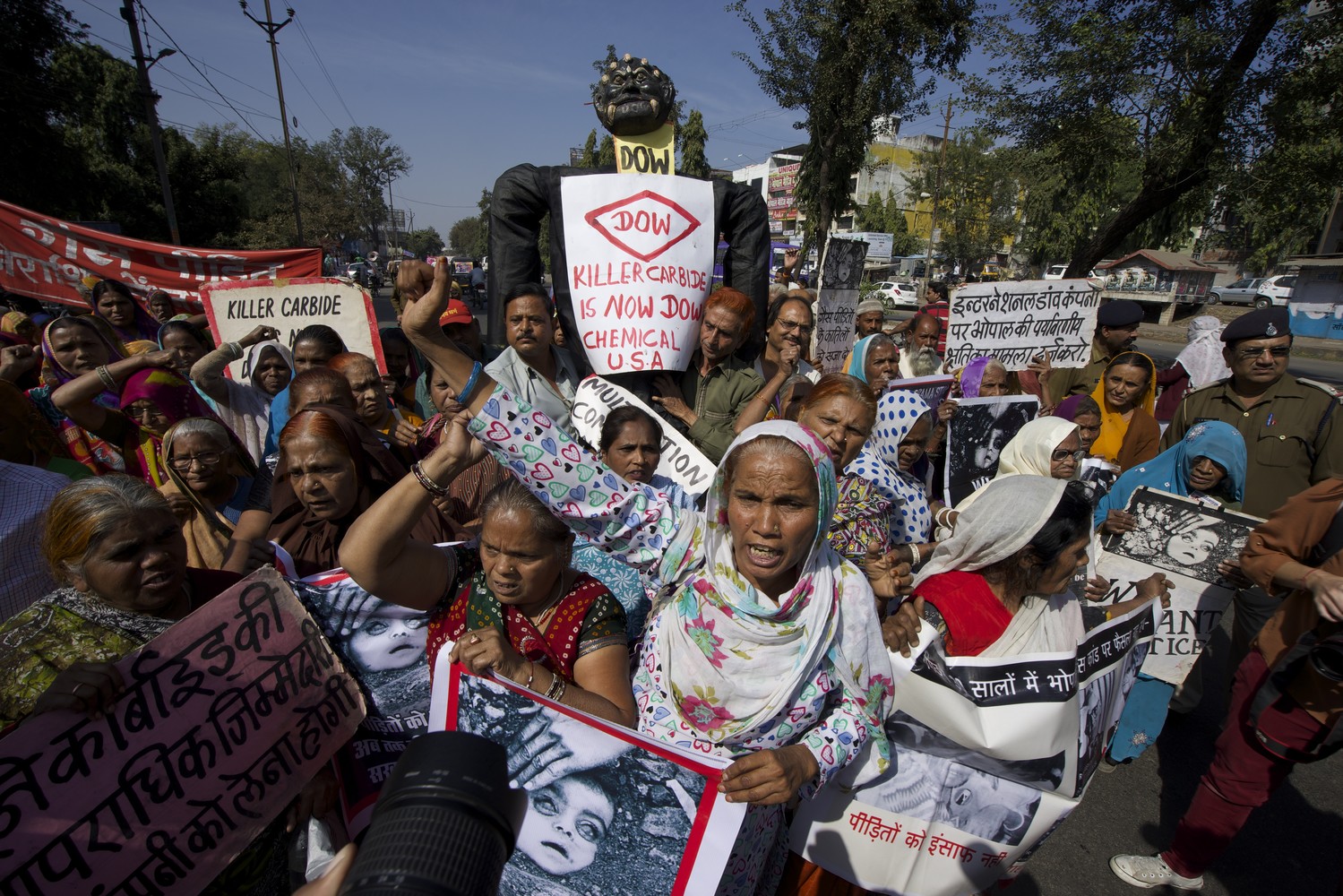 En el aniversario del escapa de gas tóxico en Bhopal (India), la gente salió a la calle pidiendo justicia. En el aniversario del escapa de gas tóxico en Bhopal (India), la gente salió a la calle pidiendo justicia.