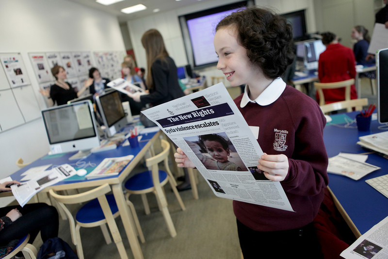 Una alumna muestra muestra el artículo 26 de la Declaración Universal de los Derechos Humanos, que hace referencia al derecho a la educación, publicado en el periódico. Una alumna muestra muestra el artículo 26 de la Declaración Universal de los Derechos Humanos, que hace referencia al derecho a la educación,...