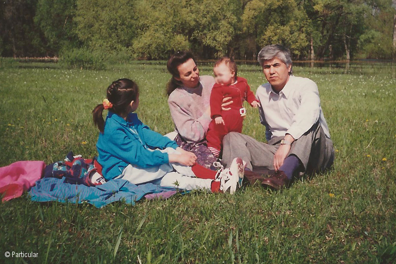 Muhammad Bekzhanov con su familia en el campo