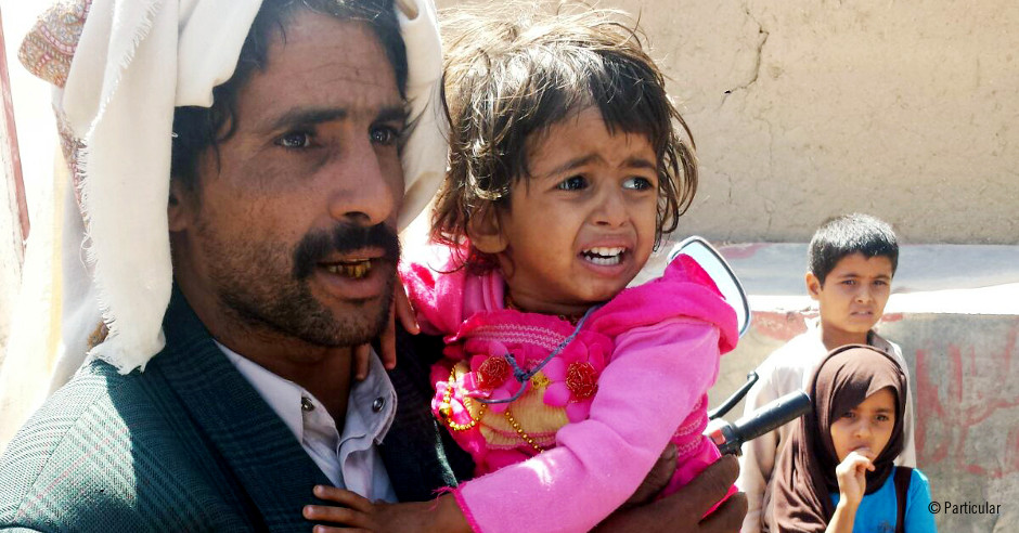 Un padre con su hija llorosa en brazos