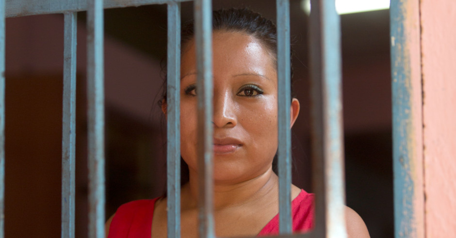 Teodora Vasquez tras las rejas de la prisión
