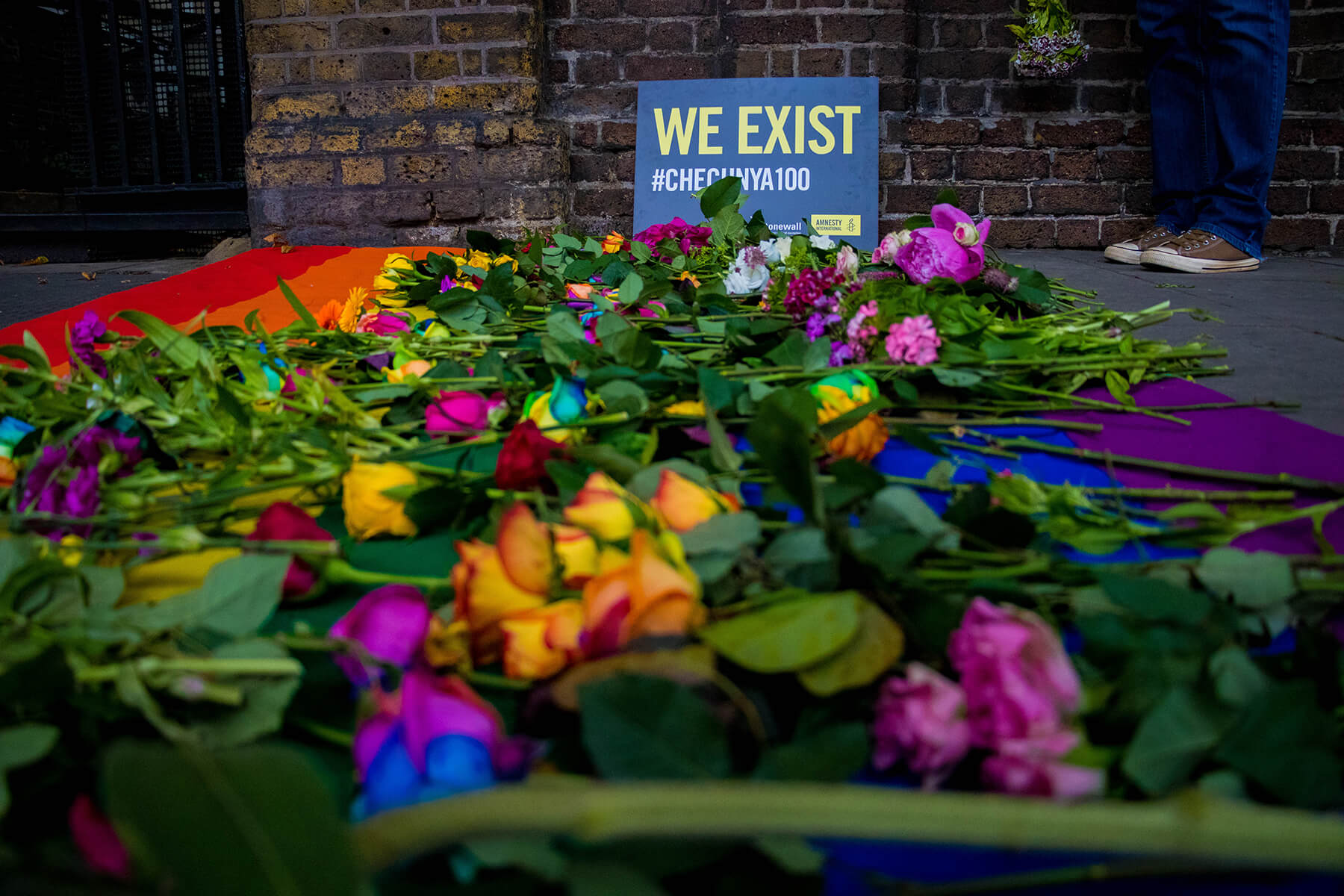 Amnistía Internacional Reino Unido y Stonewall se concentraron frente a la embajada rusa en Londres, para entregar más de 177.000 firmas que pedían...