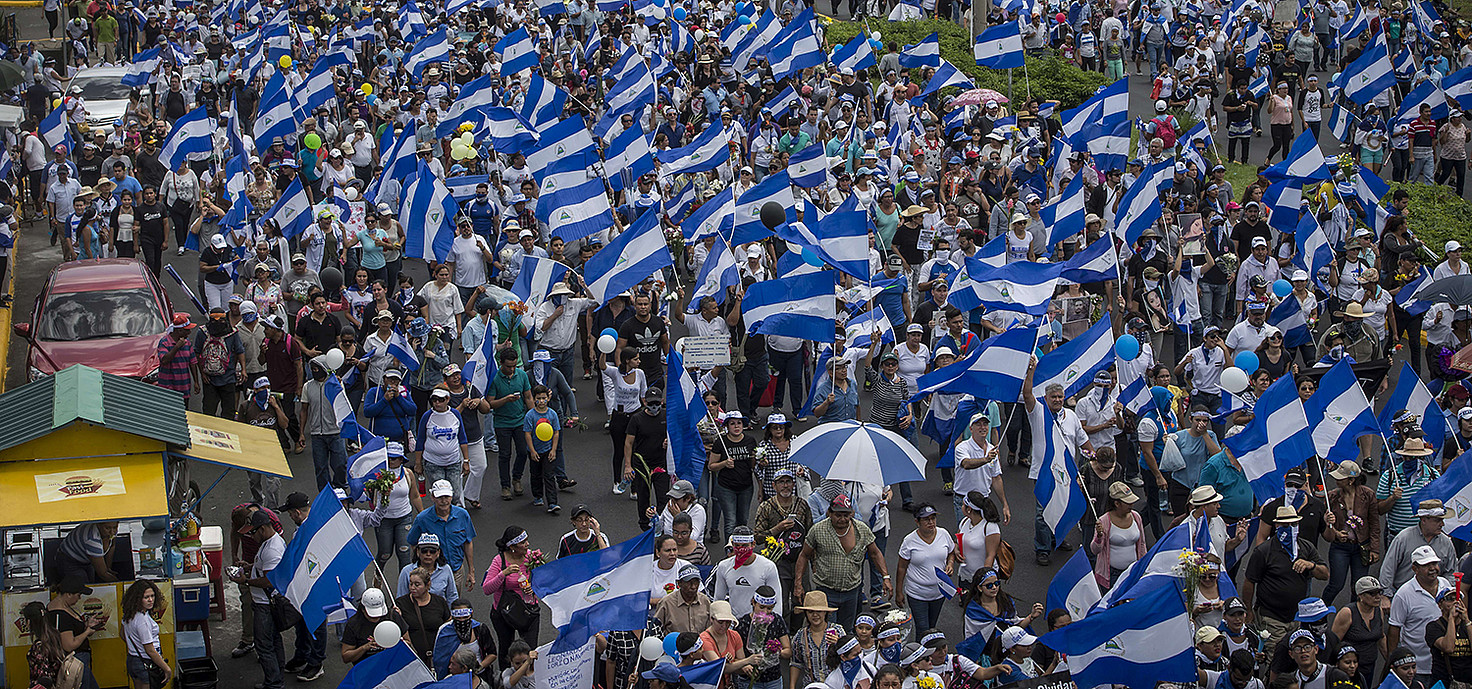 Manifestantes en la Marcha de las Flores en Managua, Nicaragua