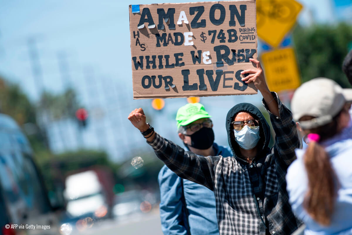 Trabajadores protestan en una sede de Amazon