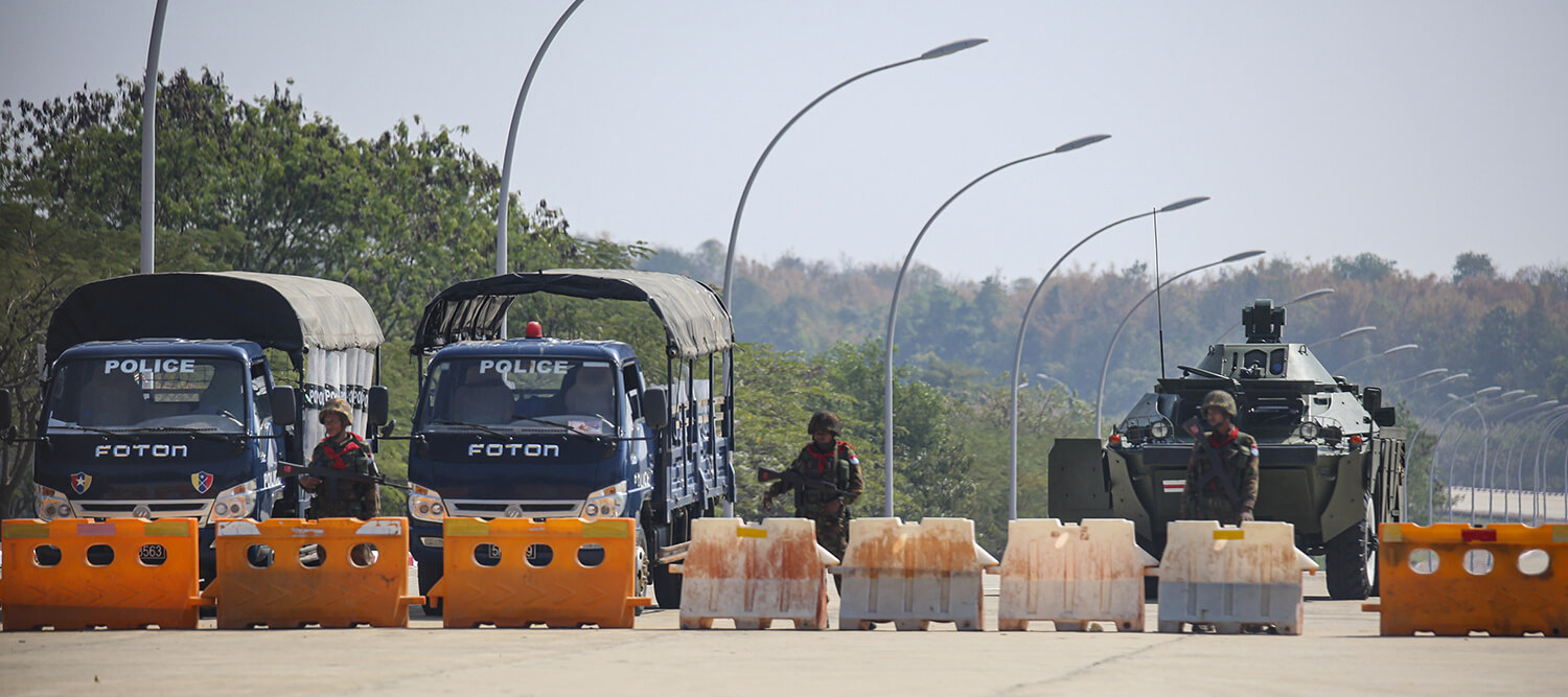 Soldados con tanques y camiones de la policía bloquean la carretera cerca del Parlamento en Naypyidaw, Myanmar el 1 de febrero de 2021.