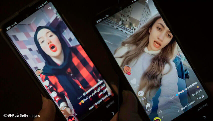 Capturas de pantalla de móviles con imágenes de Hanin Hossam y Mawada el Adham