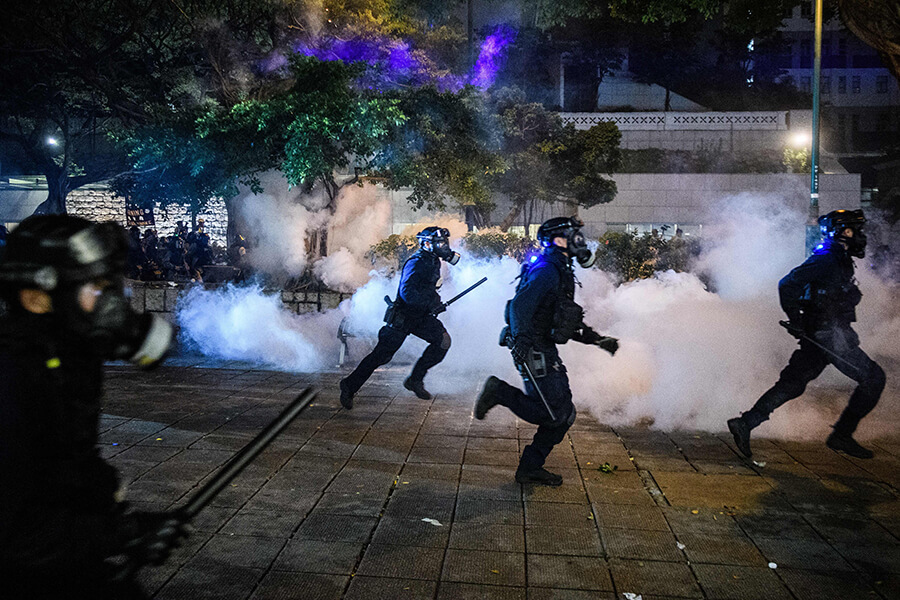 La policía corre tras los manifestantes