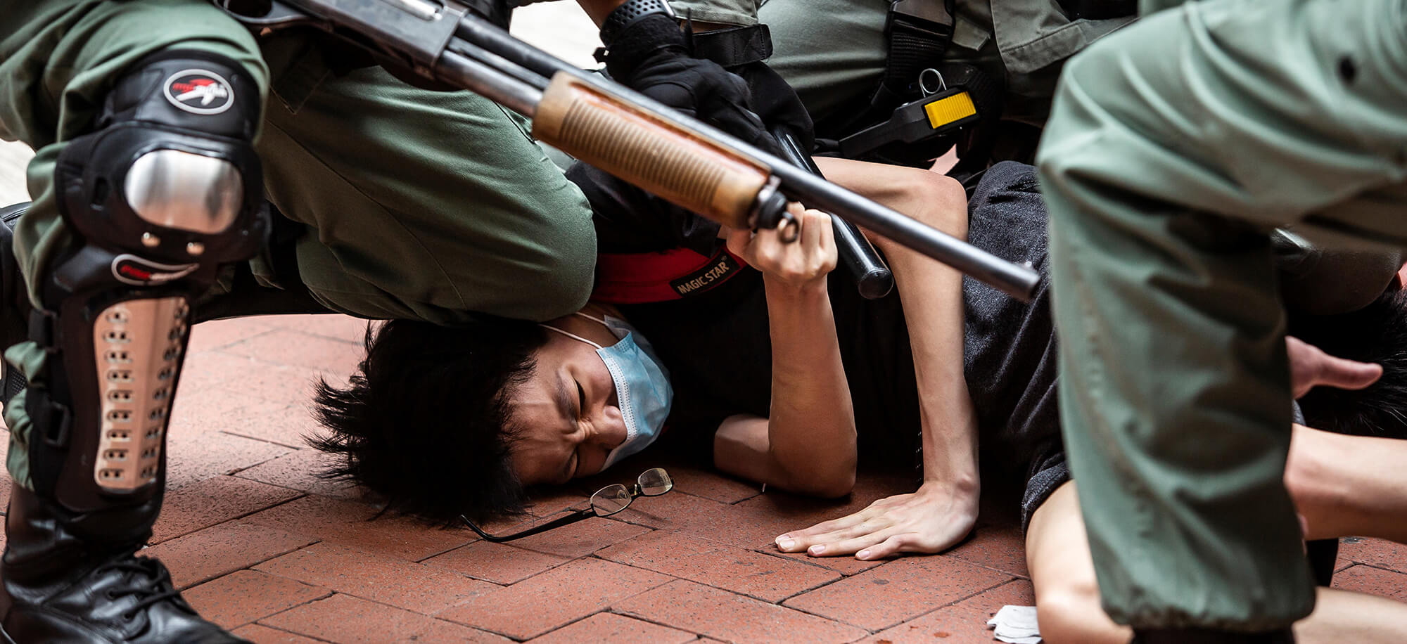Un manifestante prodemocracia es arrestado por la policía en el distrito de Causeway Bay de Hong Kong el 24 de mayo de 2020