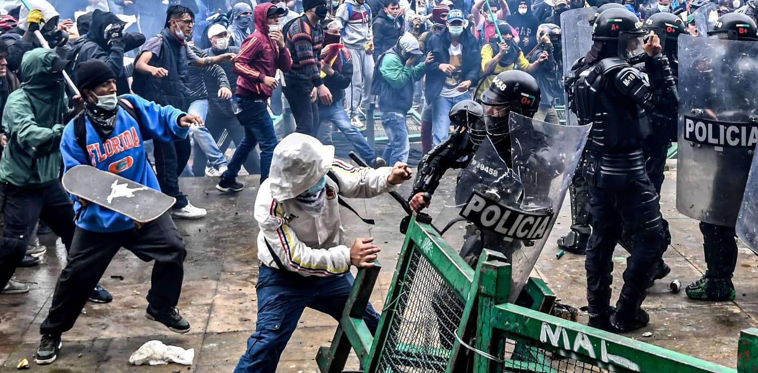 Enfrentamientos con la policía antidisturbios en Bogotá, Colombia
